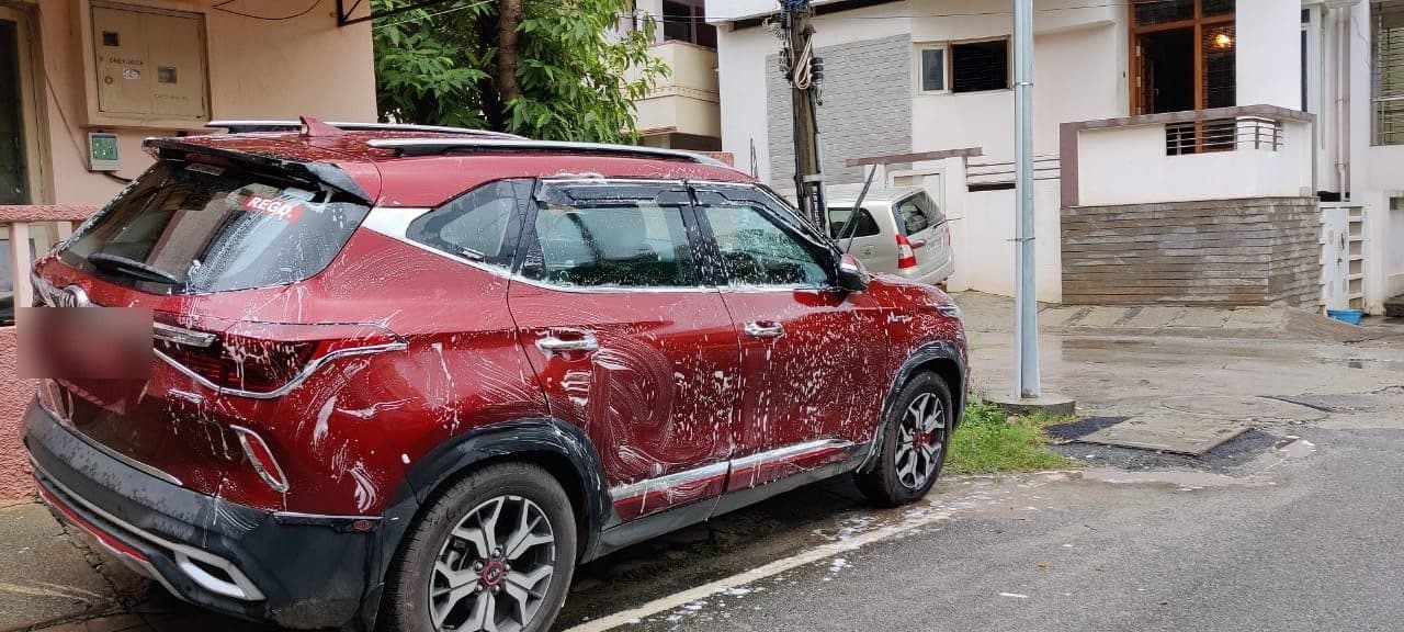 Shampoo wash in progress on a Kia Seltos